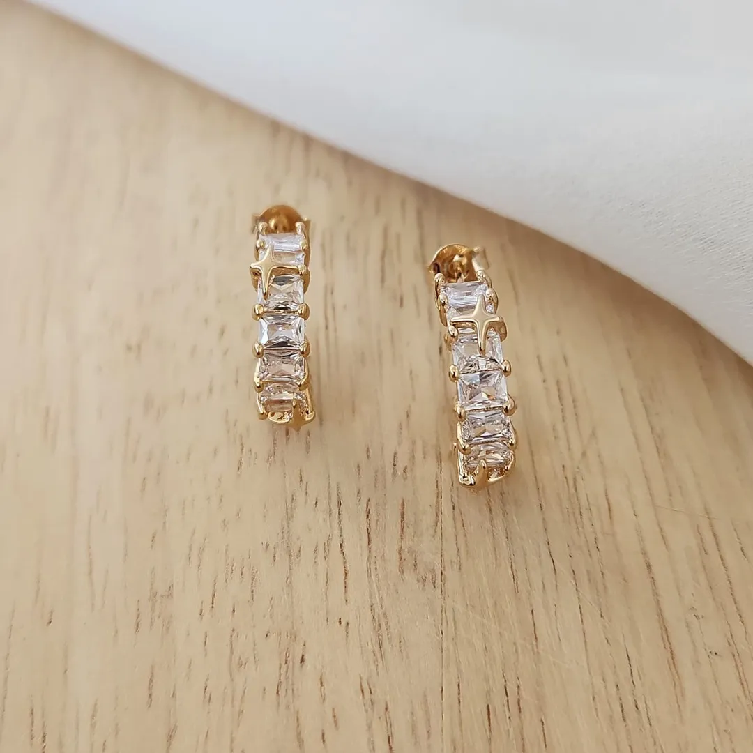 BRINCO MEIA ARGOLA CRAVEJADA EM NAVETES CRISTAL