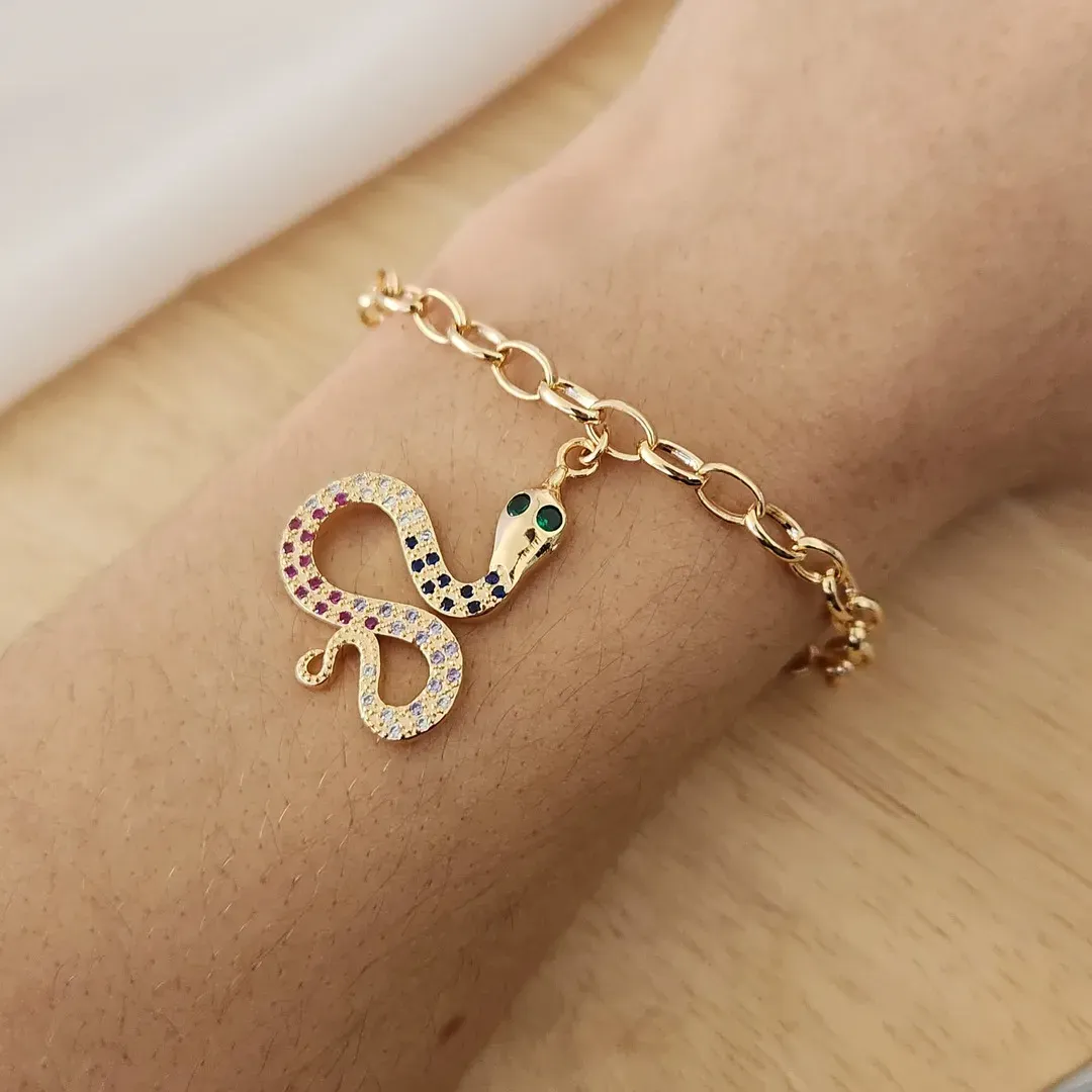 PULSEIRA DOURADA ELOS PINGENTE COBRA CRAVEJADO EM MICROZIRCÔNIAS COLORIDAS