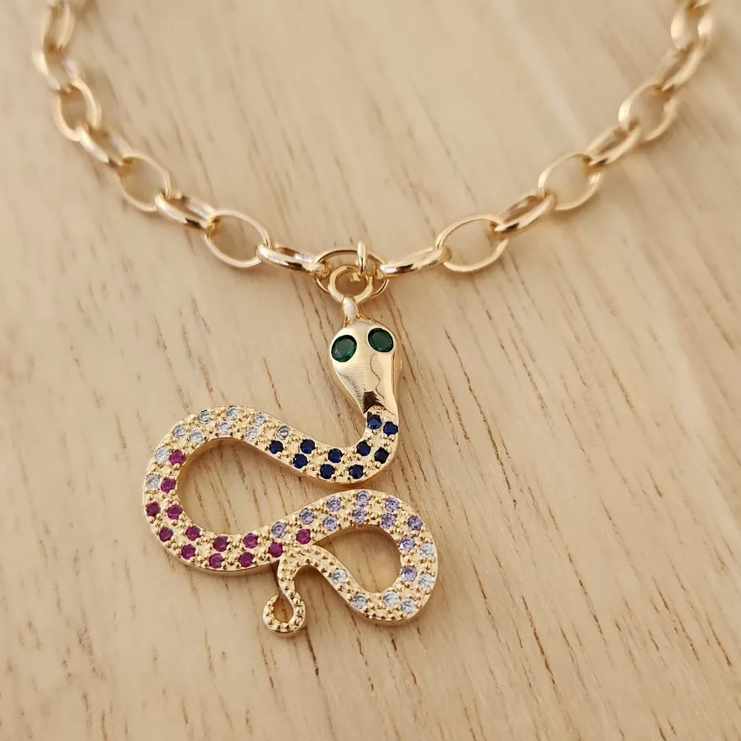 PULSEIRA DOURADA ELOS PINGENTE COBRA CRAVEJADO EM MICROZIRCÔNIAS COLORIDAS