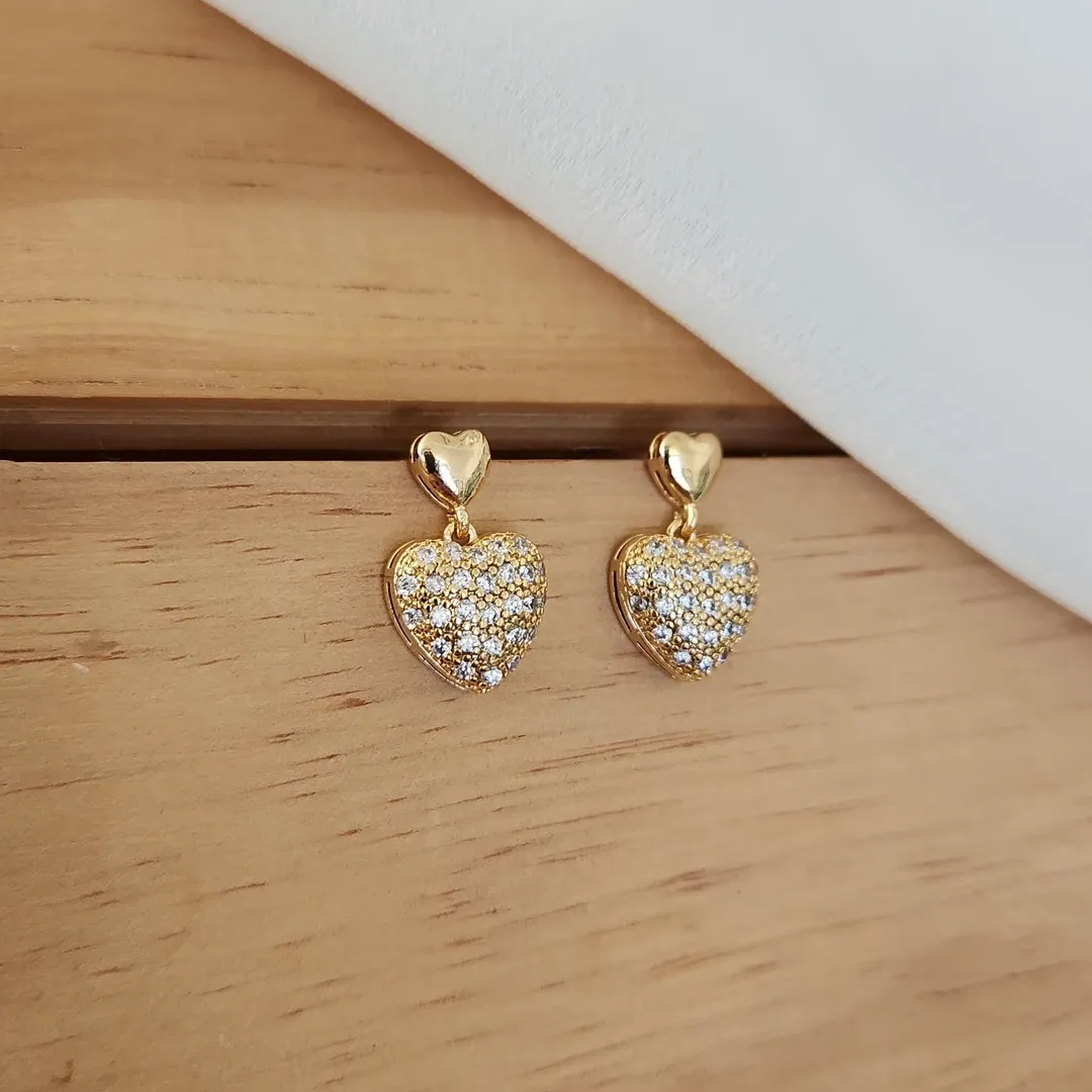 BRINCO DOIS CORAÇÕES CRAVEJADO EM MICROZIRCÔNIAS CRISTAL