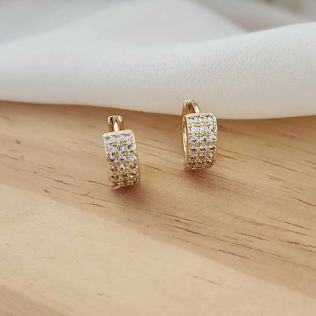 BRINCO ARGOLA PEQUENA CRAVEJADO EM MICROZIRCÔNIAS CRISTAL