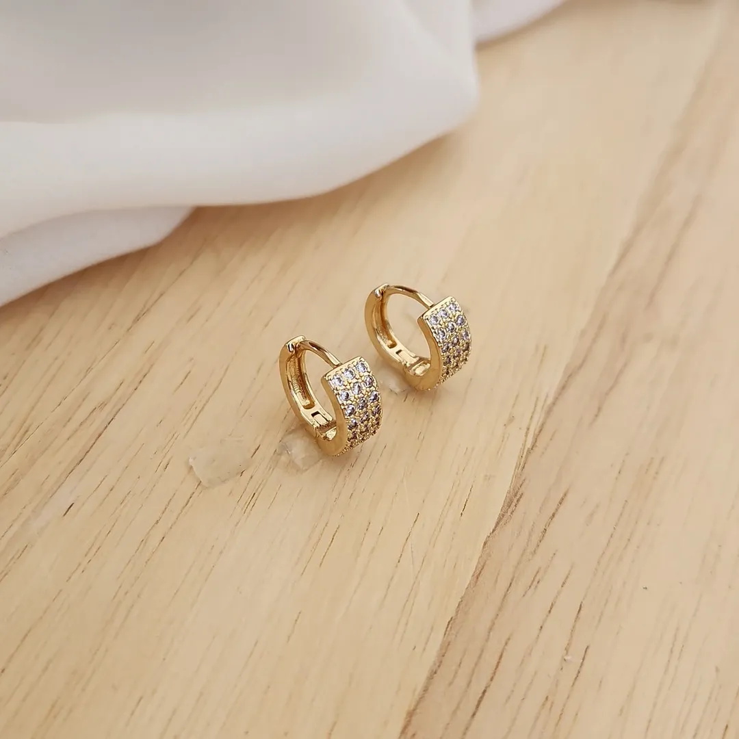 BRINCO ARGOLA PEQUENA CRAVEJADO EM MICROZIRCÔNIAS CRISTAL