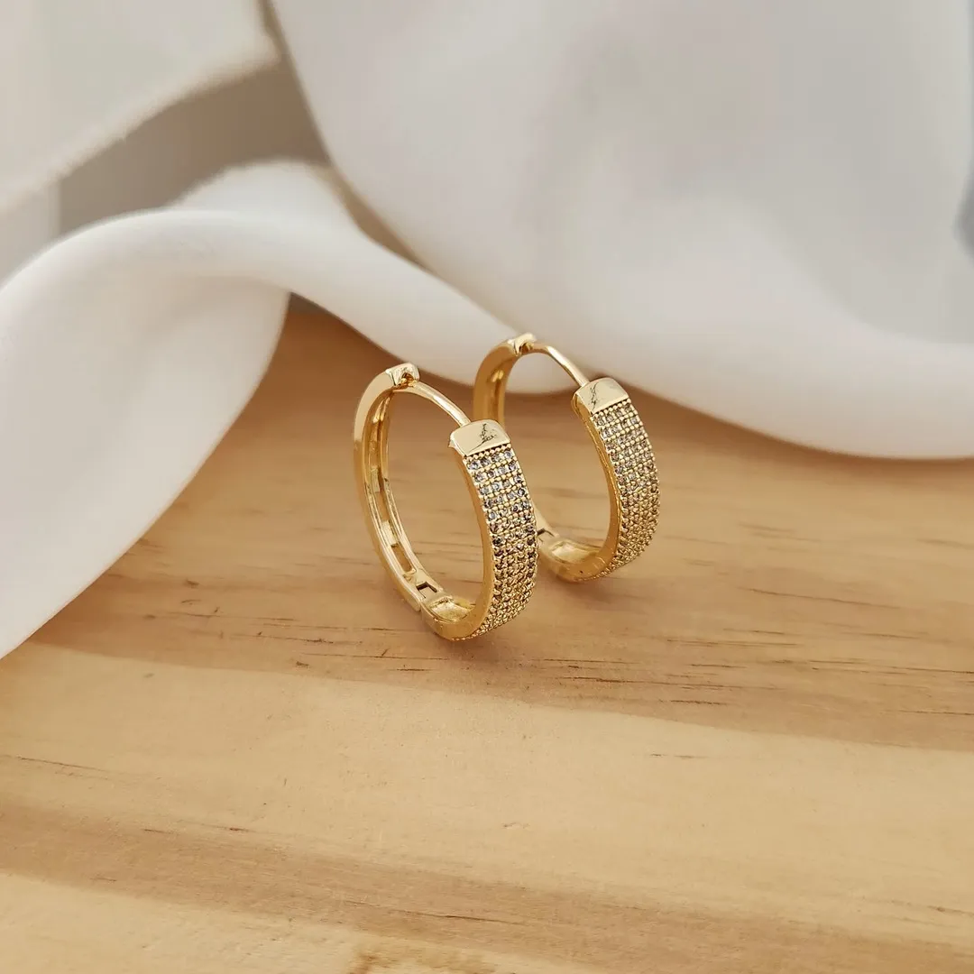 BRINCO ARGOLA MÉDIA CRAVEJADO EM MICROZIRCÔNIAS CRISTAL