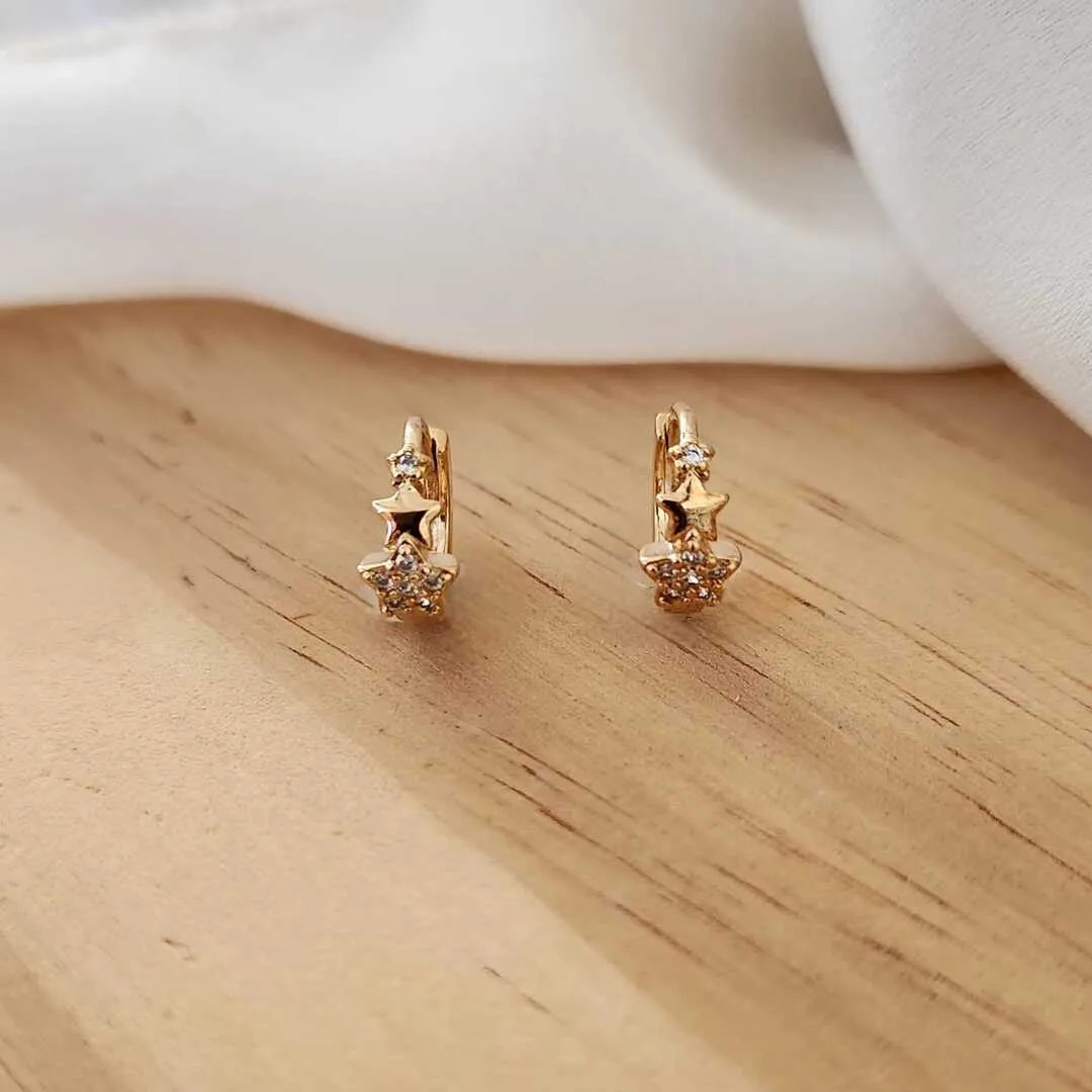 BRINCO ARGOLINHA PEQUENA ESTRELAS CRAVEJADA EM MICROZIRCÔNIAS CRISTAL