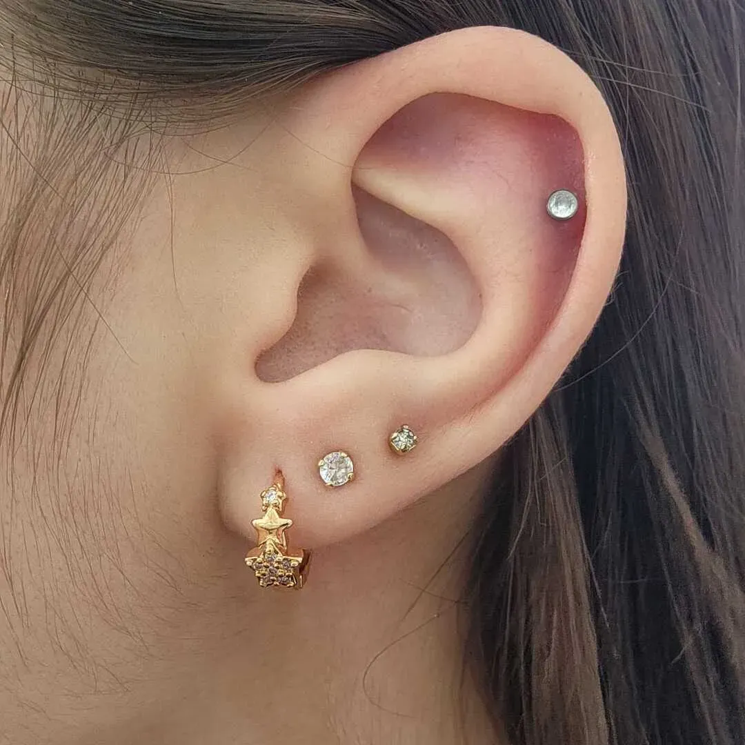 BRINCO ARGOLINHA PEQUENA ESTRELAS CRAVEJADA EM MICROZIRCÔNIAS CRISTAL