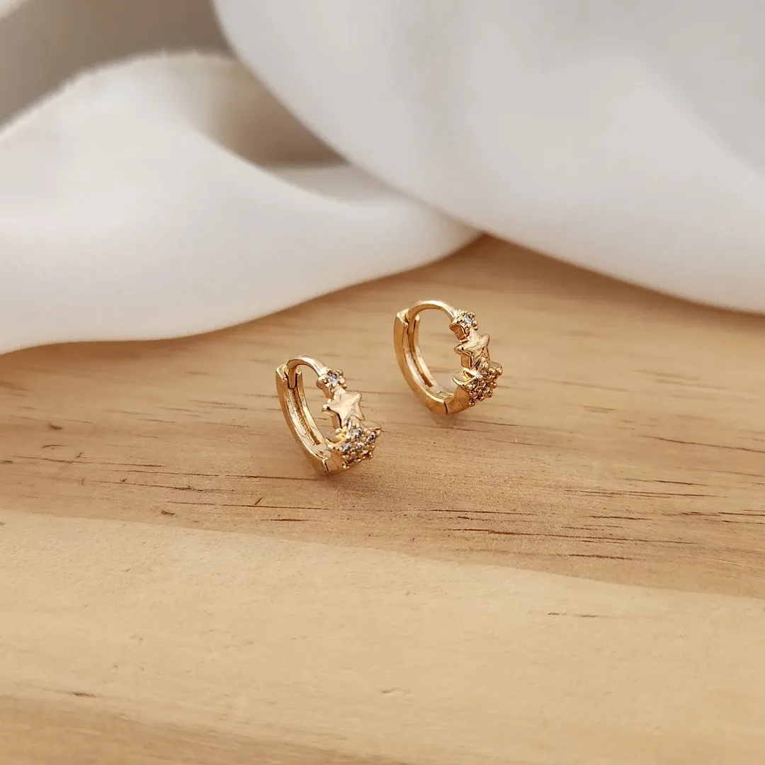 BRINCO ARGOLINHA PEQUENA ESTRELAS CRAVEJADA EM MICROZIRCÔNIAS CRISTAL