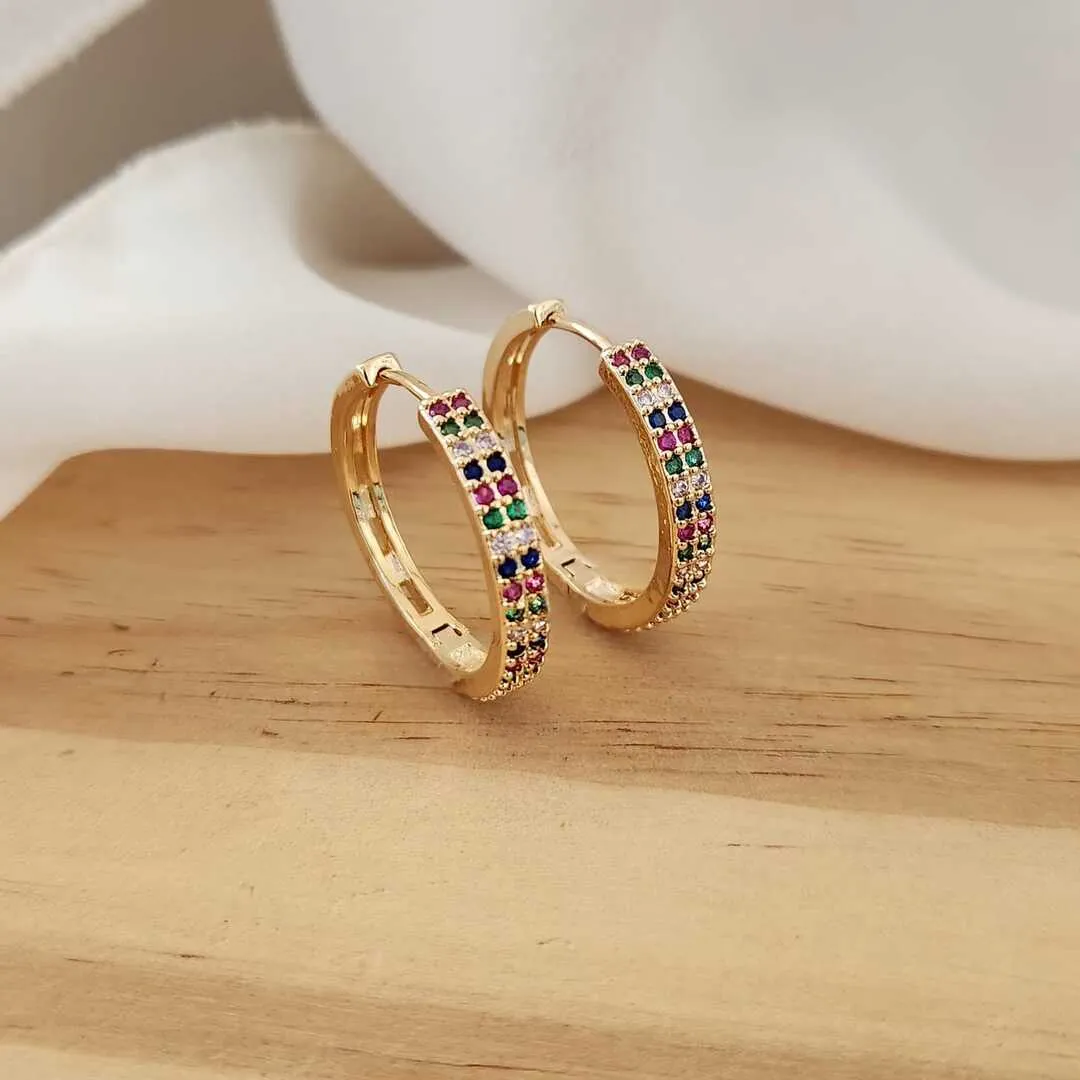 BRINCO ARGOLA MÉDIA CRAVEJADO EM MICROZIRCÔNIAS COLORIDO