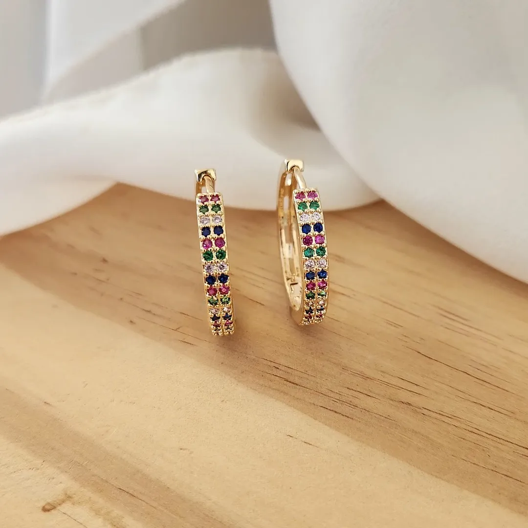 BRINCO ARGOLA MÉDIA CRAVEJADO EM MICROZIRCÔNIAS COLORIDO