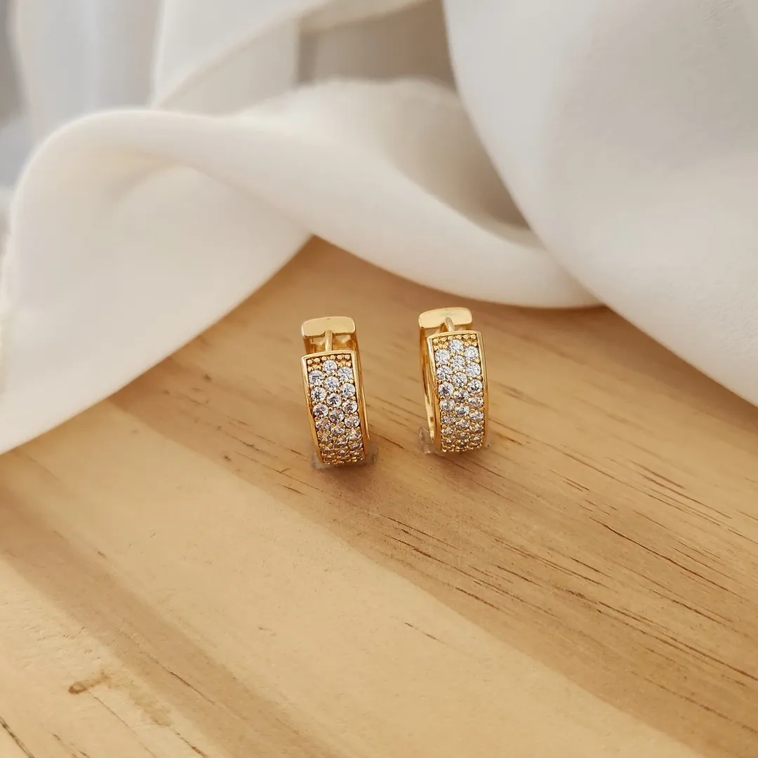 BRINCO ARGOLA  OVAL CRAVEJADA EM MICROZIRCÔNIAS