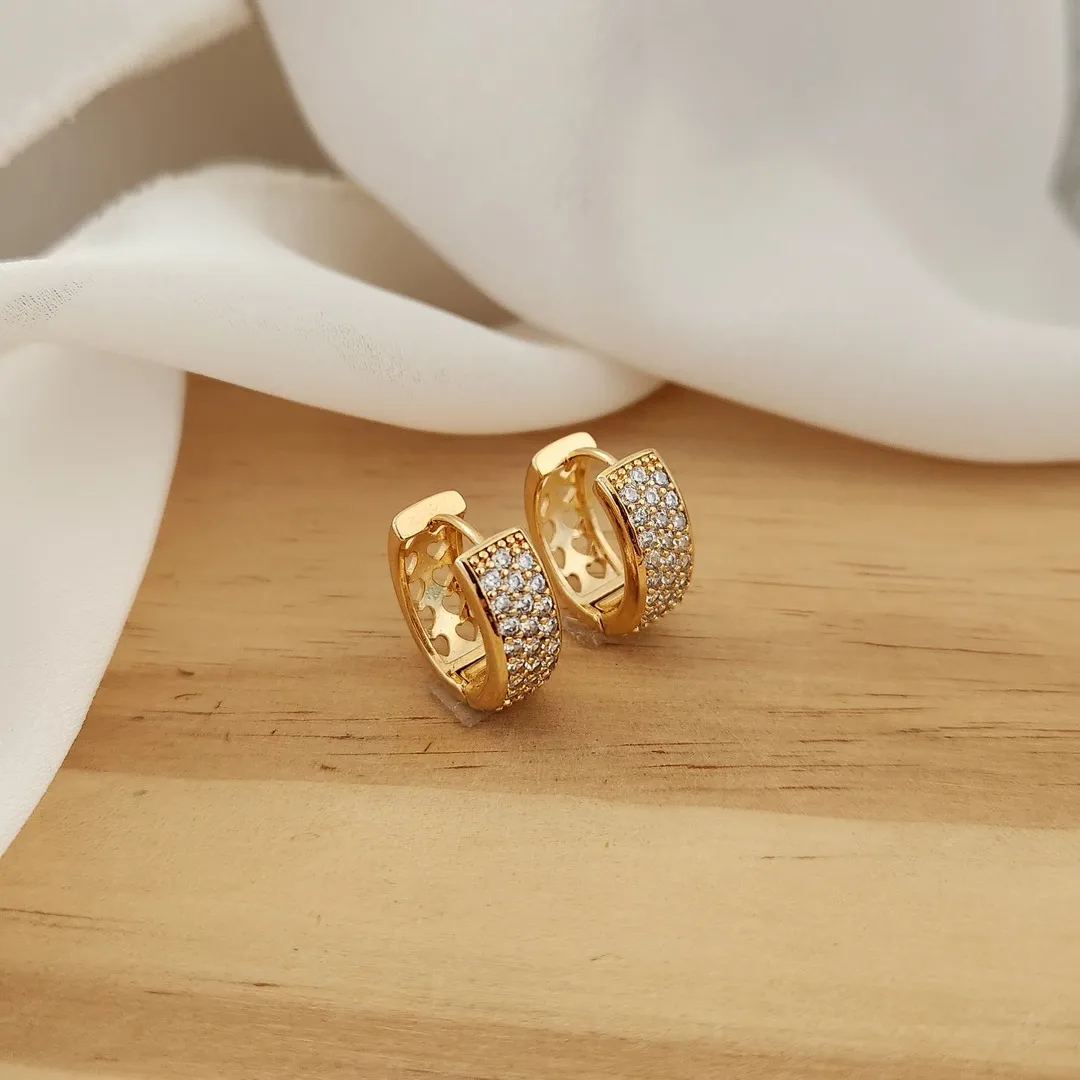 BRINCO ARGOLA  OVAL CRAVEJADA EM MICROZIRCÔNIAS