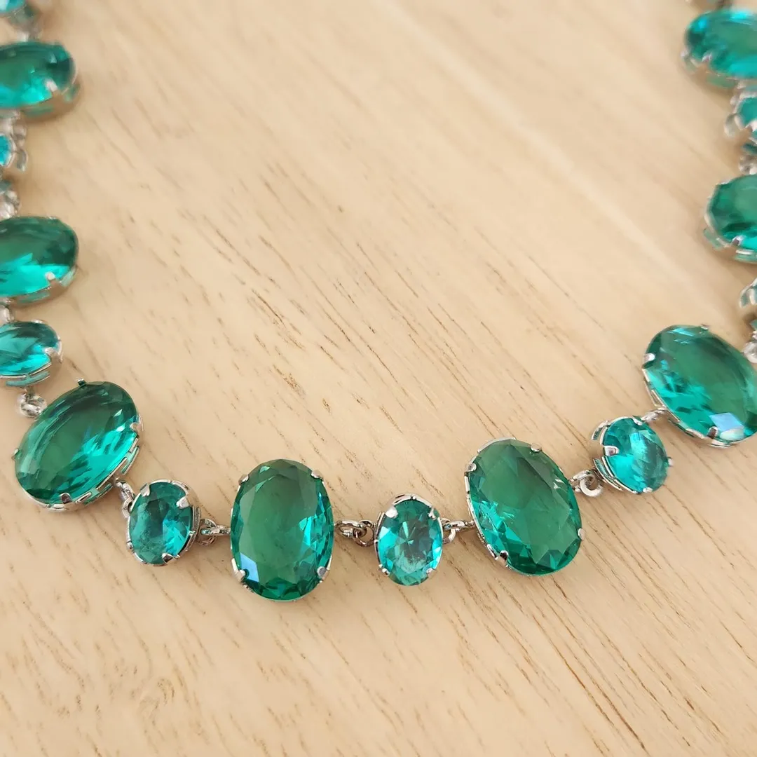 COLAR CHOKER LUXO PEDRAS FORMAS VERDE ESMERALDA