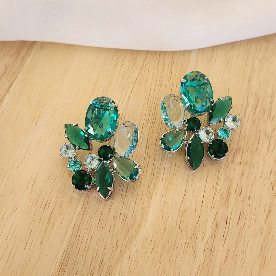 BRINCOS LUXO PEDRAS VERDES TONS VARIADOS