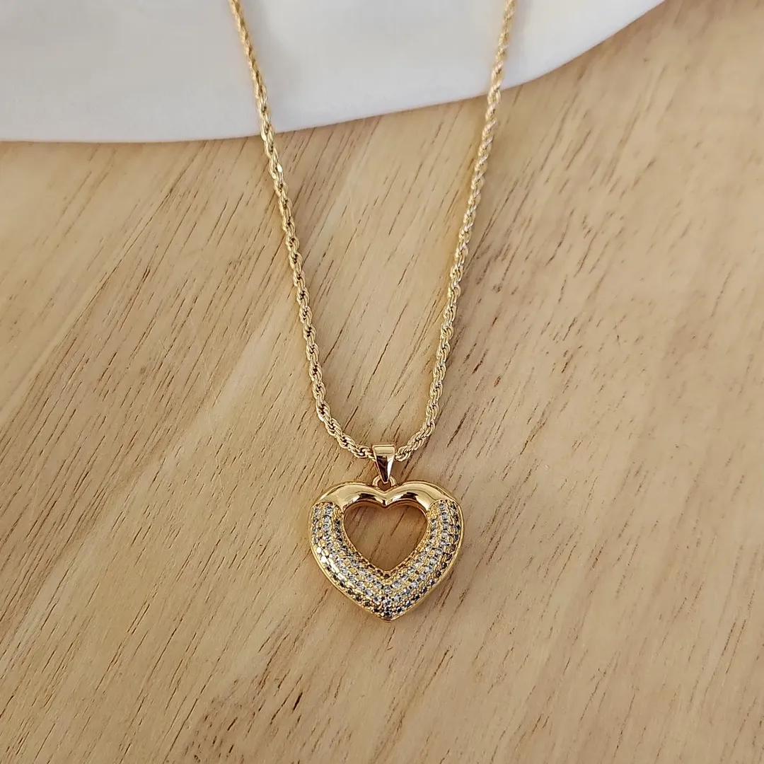COLAR CHOKER CORRENTE BAIANA 30+10CM COM PINGENTE CORAÇÃO CRAVEJADO EM MICROZIRCÔNIAS CRISTAL