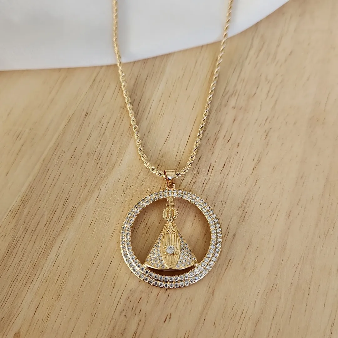 COLAR CHOKER CORRENTE BAIANA 30+10CM COM PINGENTE NOSSA SENHORA APARECIDA CRAVEJADO EM MICROZIRCÔNIAS CRISTAL