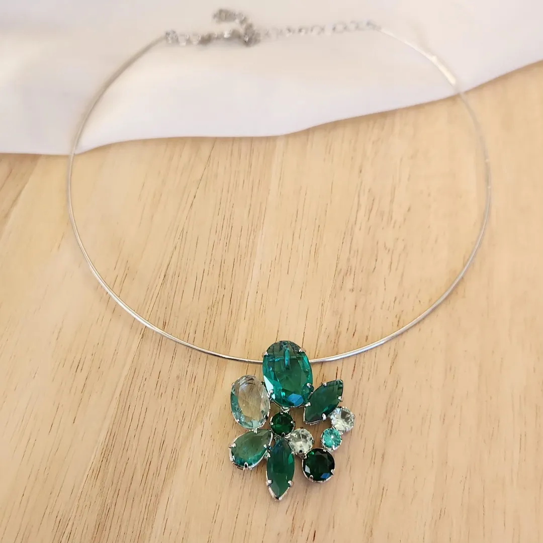 COLAR CHOKER LUXO PEDRAS VERDES TONS VARIADOS