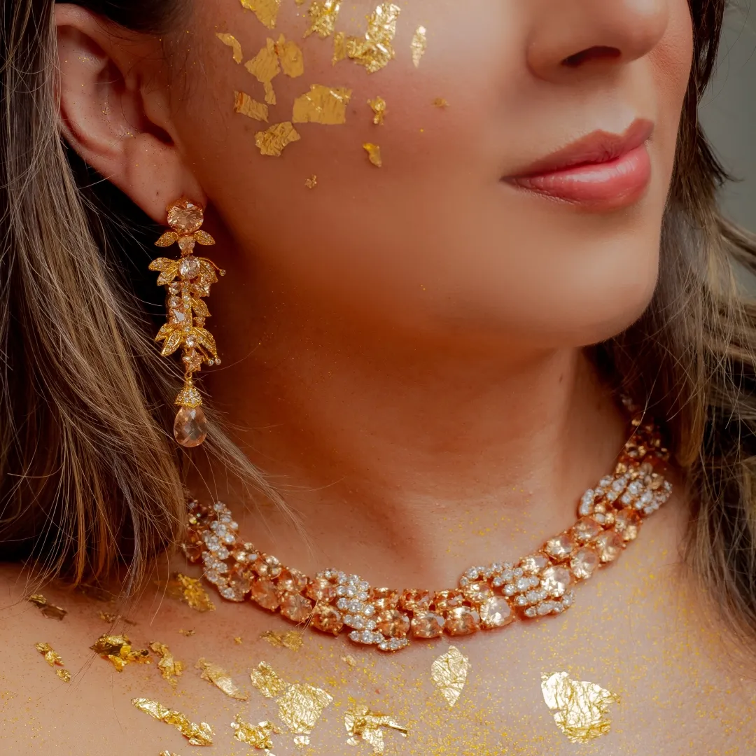 COLAR GARGANTINHA FESTA MAXI CRAVEJADO EM NAVETES TONS CRISTAL E CITRINO