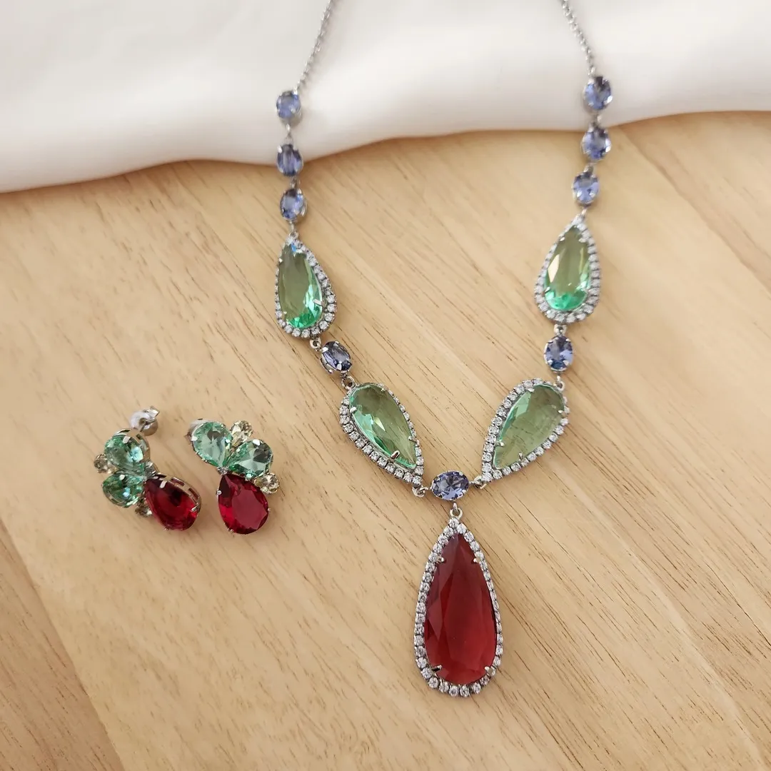 CONJUNTO BRINCOS E COLAR LUXO PEDRAS FORMAS TONS DE VERDE E RUBI
