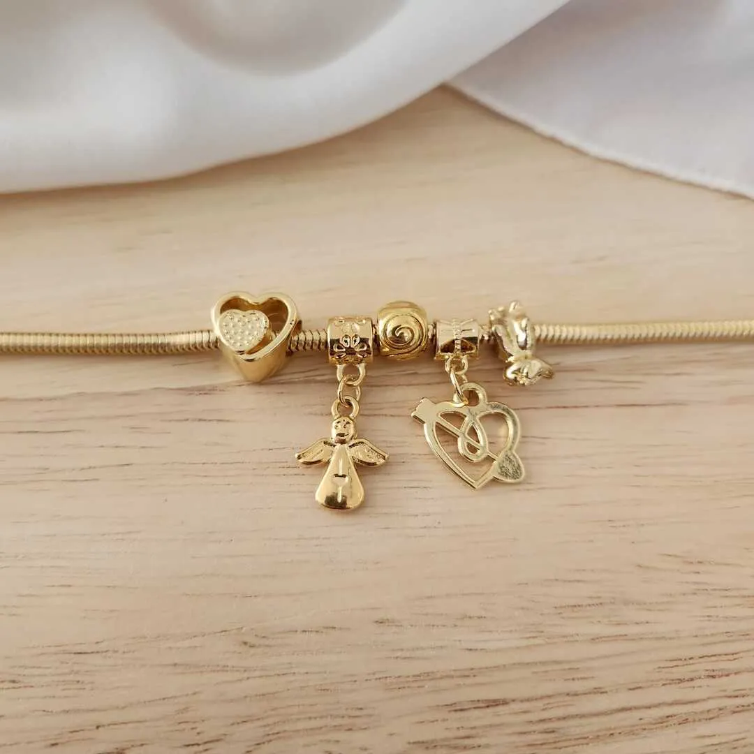 PULSEIRA DOURADA COM 5 BERLOQUES