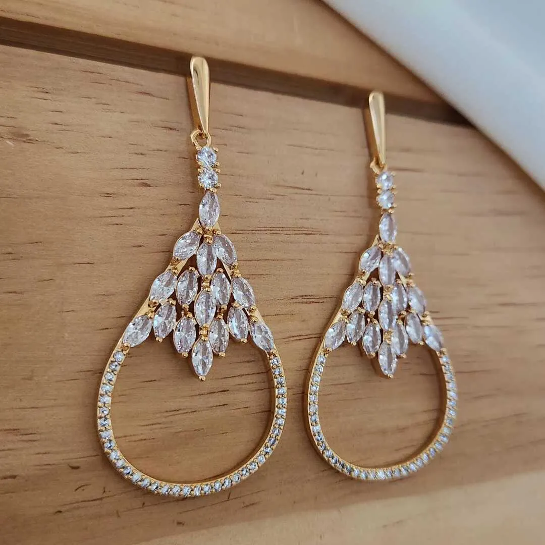 BRINCO FESTA GOTA CRAVEJADO EM NAVETES CRISTAL E MICROZIRCÔNIAS CRISTAL