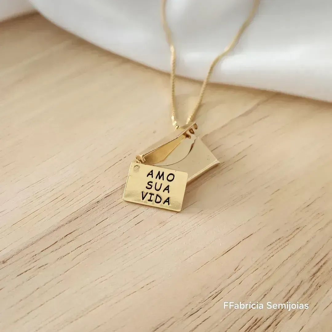 COLAR DOURADO ENVELOPE RELICÁRIO PINGENTE 