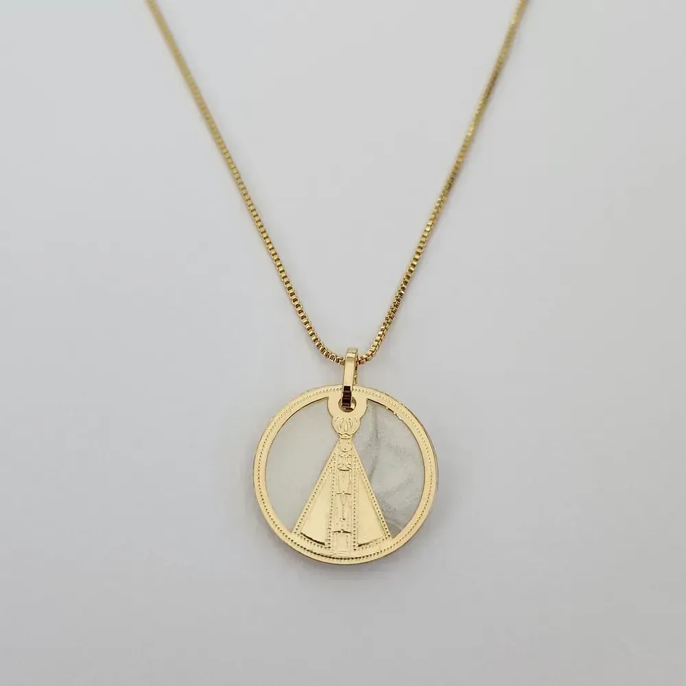 COLAR VENEZIANA COM PINGENTE DE NOSSA SENHORA APARECIDA COM MADREPÉROLA