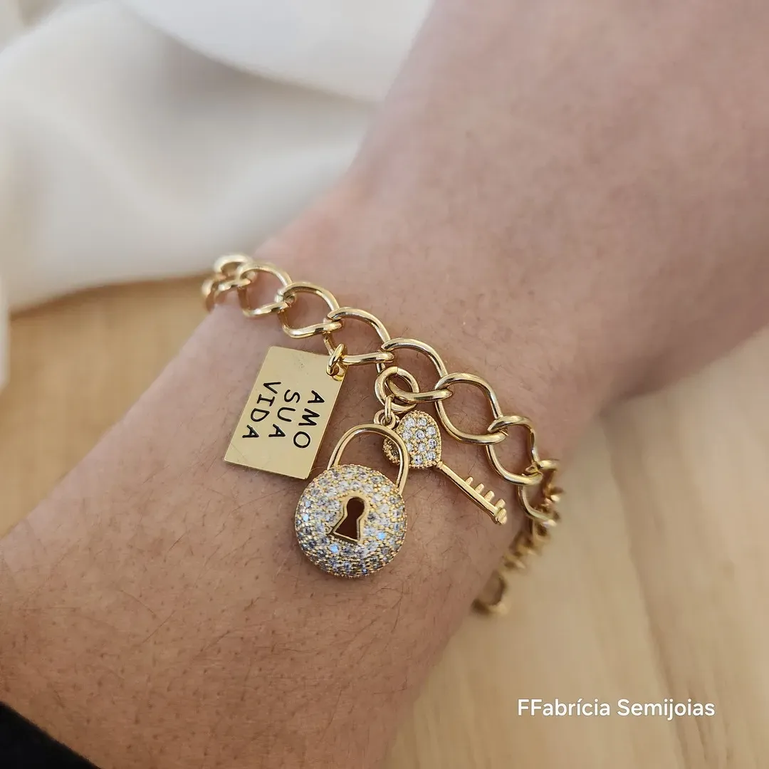 PULSEIRA DOURADA CADEADO E CHAVE CRAVEJADA EM MICROZIRCÔNIAS CRISTAL, AMO SUA VIDA