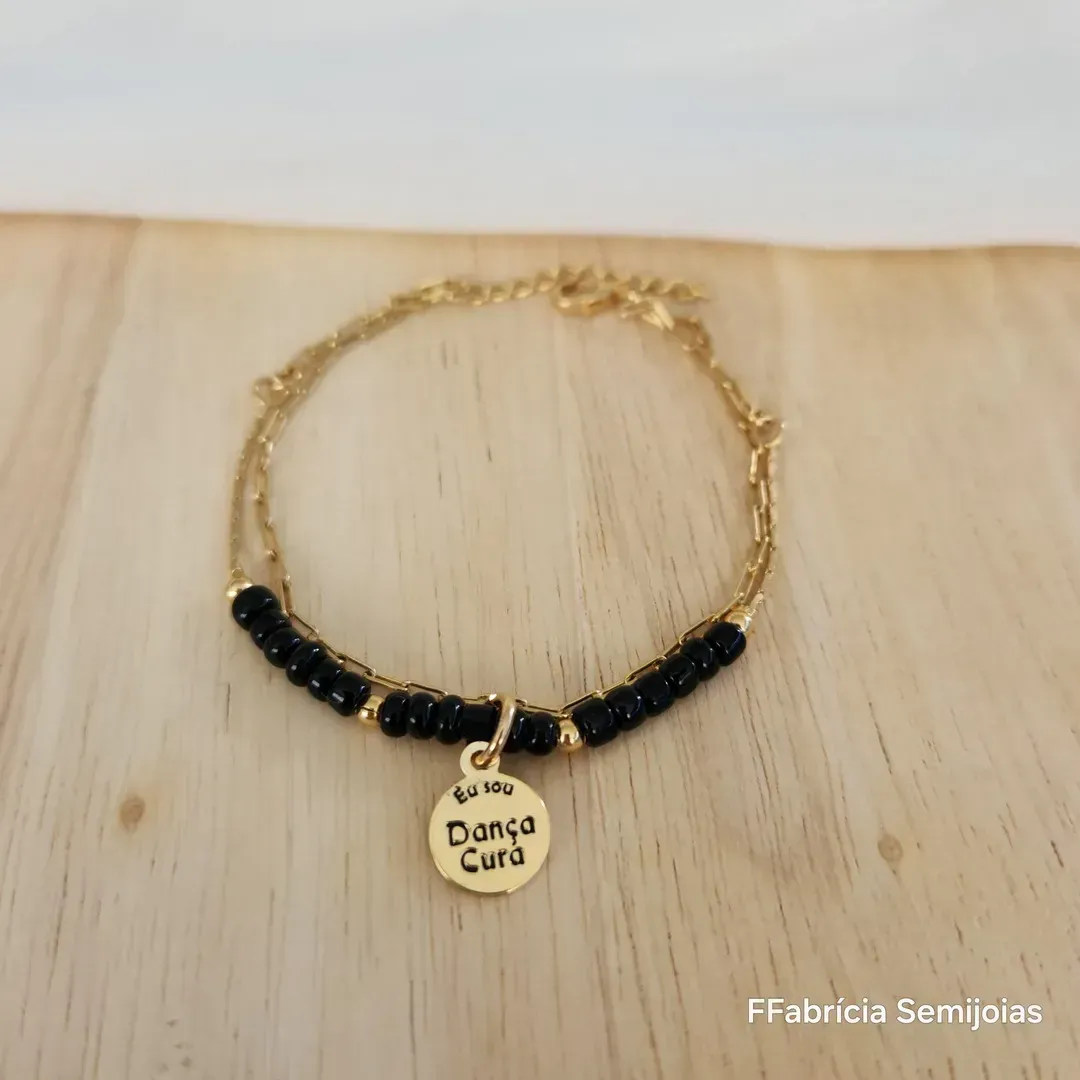 PULSEIRA DOURADA FIO DUPLO COM MIÇANGAS NEGRAS E COM PINGENTE EU SOU DANÇA CURA