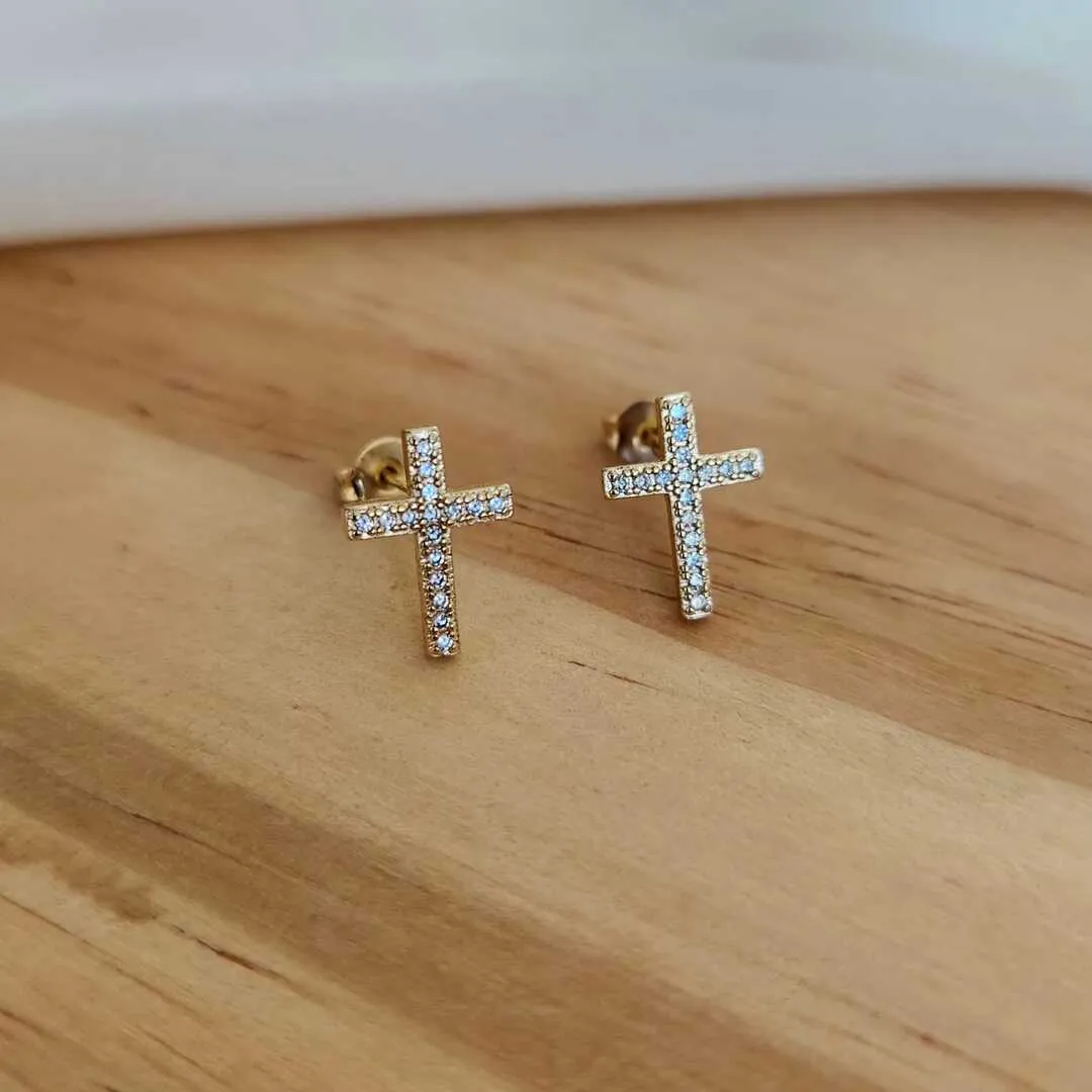 BRINCO DOURADO CRUZ CRAVEJADA EM MICROZIRCÔNIAS CRISTAL