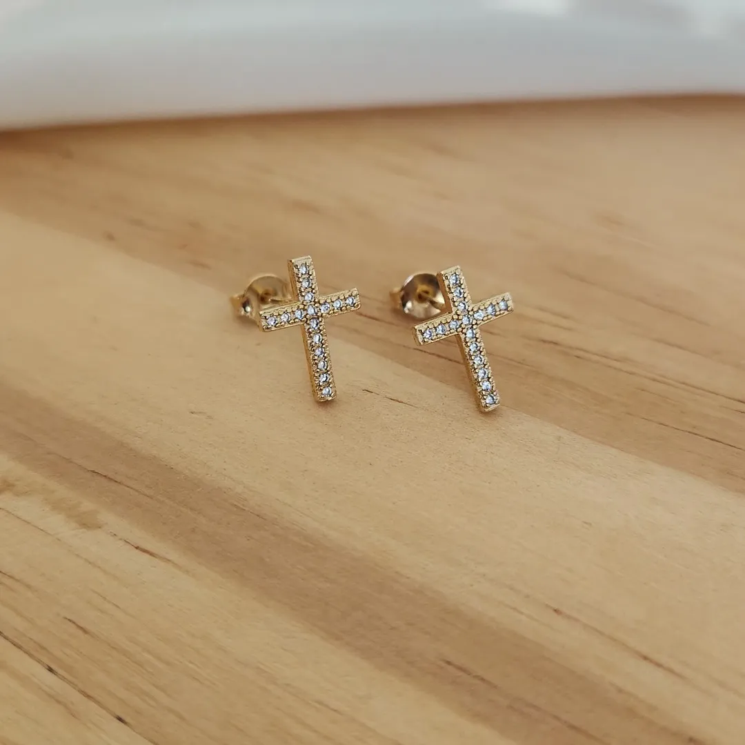 BRINCO DOURADO CRUZ CRAVEJADA EM MICROZIRCÔNIAS CRISTAL