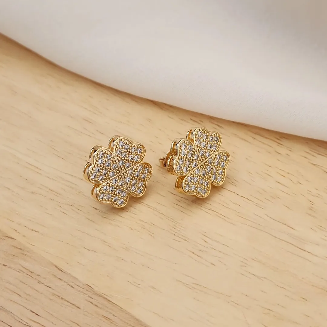 BRINCO TREVO DE QUATRO FOLHAS CRAVEJADOS EM MICROZIRCÔNIAS CRISTAL