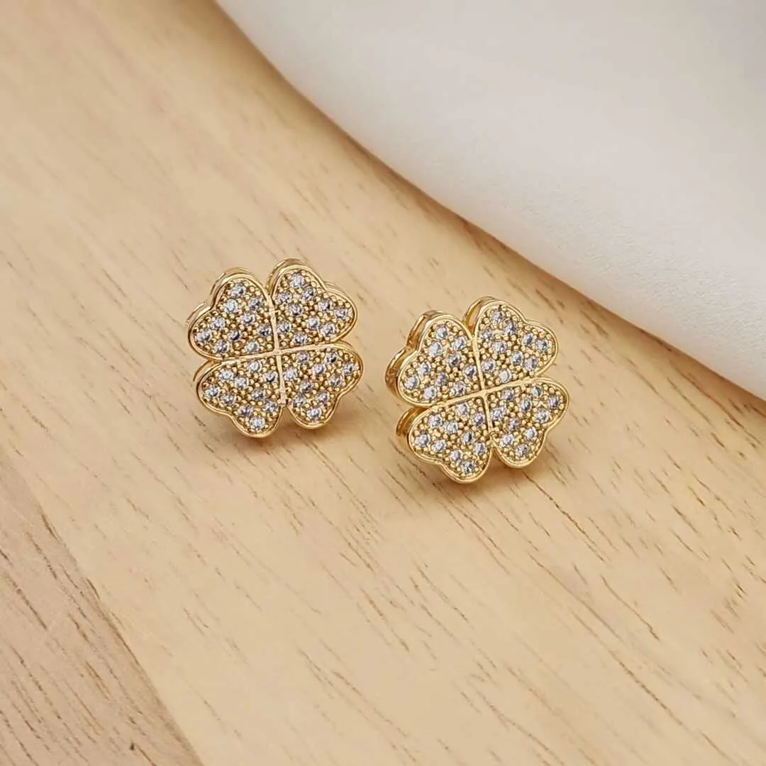 BRINCO TREVO DE QUATRO FOLHAS CRAVEJADOS EM MICROZIRCÔNIAS CRISTAL