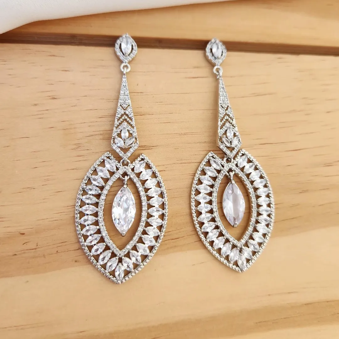 BRINCO FESTA GOTA CRAVEJADO EM NAVETES CRISTAL E MICROZIRCÔNIAS CRISTAL