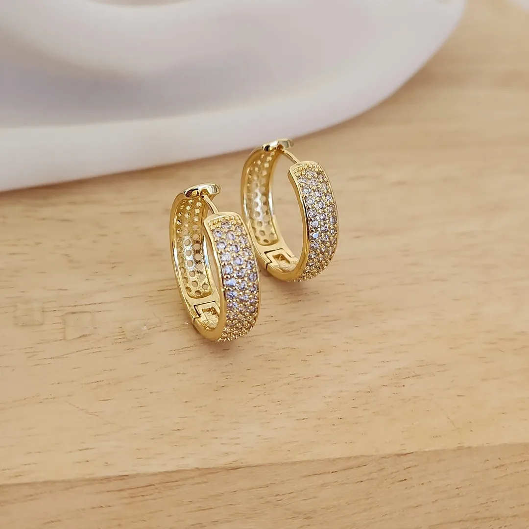 BRINCO ARGOLA MÉDIA CRAVEJADO EM MICROZIRCÔNIAS CRISTAL