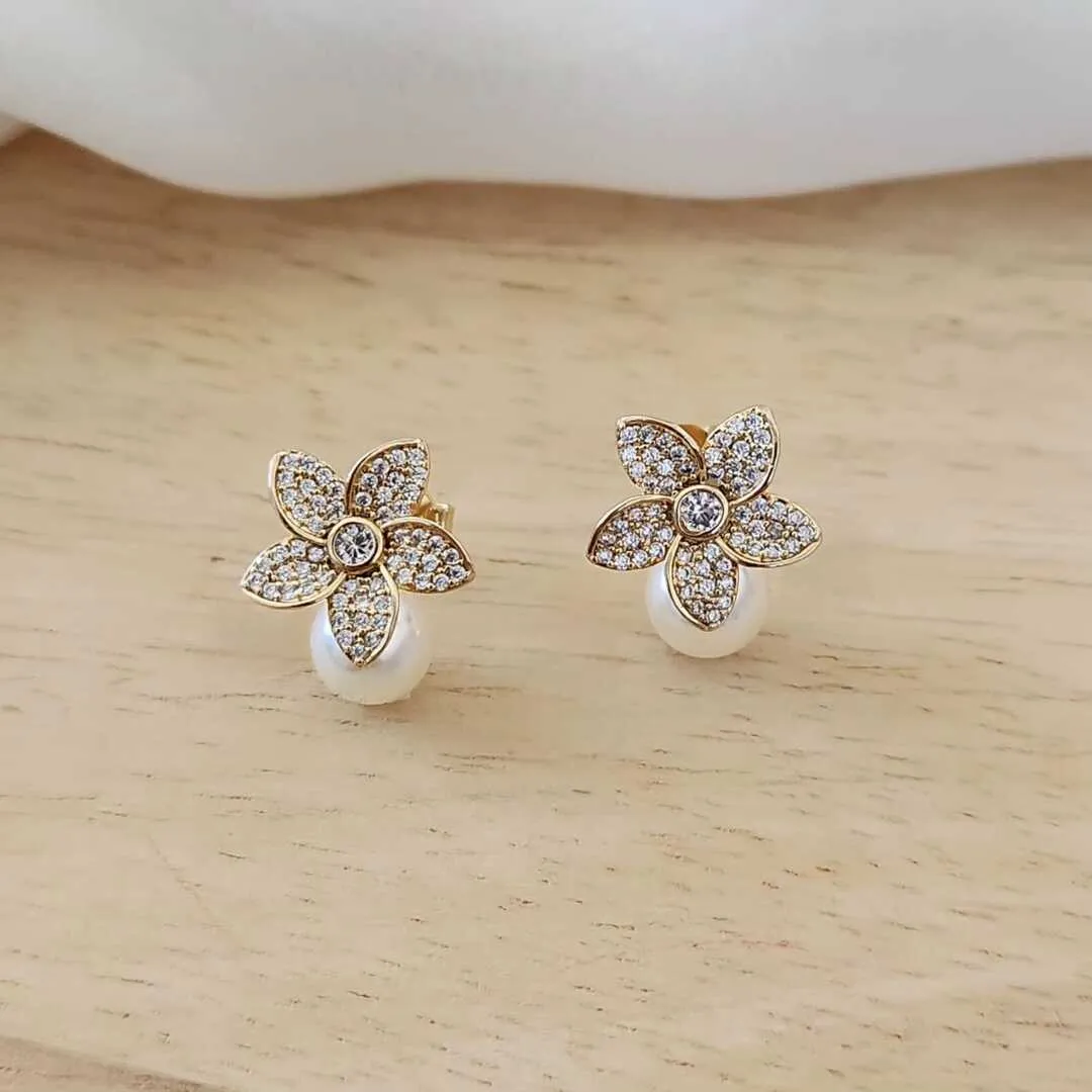 BRINCO FLOR CRAVEJADO EM MICROZIRCÔNIAS CRITAL E PÉROLA