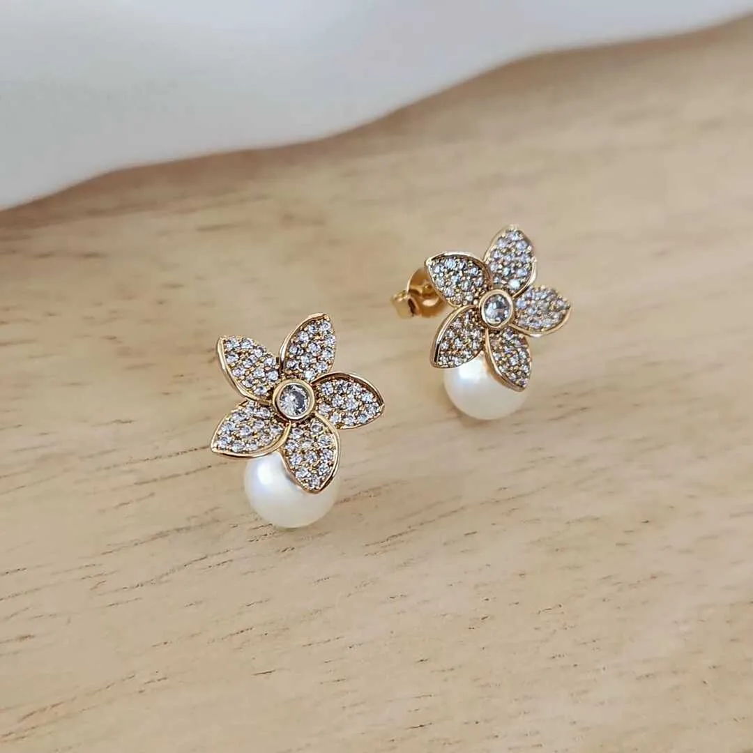 BRINCO FLOR CRAVEJADO EM MICROZIRCÔNIAS CRITAL E PÉROLA