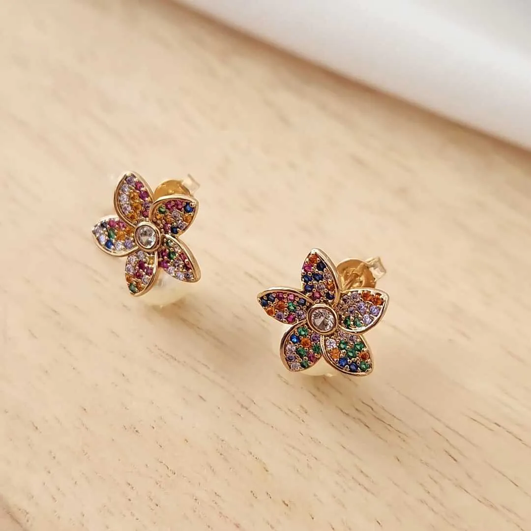 BRINCO FLOR CRAVEJADO EM MICROZIRCÔNIAS COLORIDAS E PÉROLA