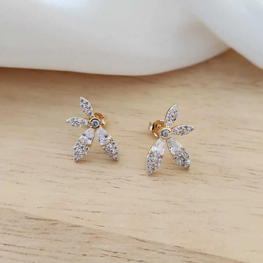 BRINCO FLOR PÉTALAS CRAVEJADO EM MICROZIRCÔNIAS E NAVETES