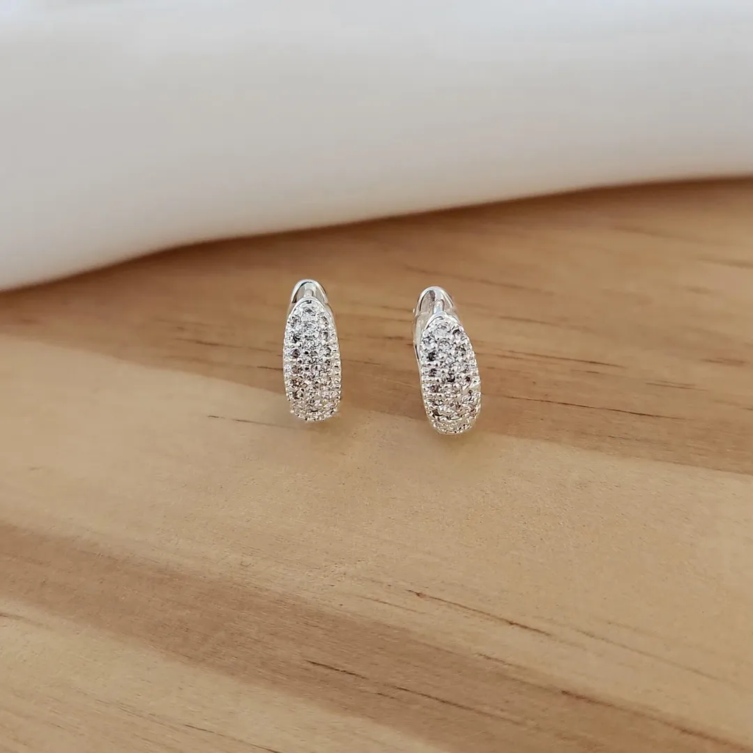 ARGOLINHA BANHO DE PRATA CRAVEJADA EM MICROZIRCÔNIAS PP