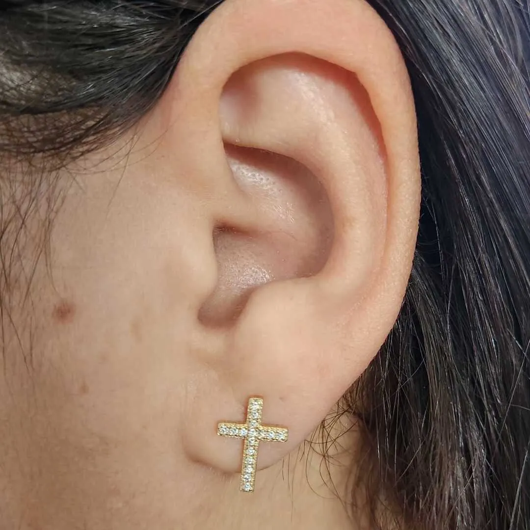 BRINCO DOURADO CRUZ CRAVEJADA EM MICROZIRCÔNIAS CRISTAL