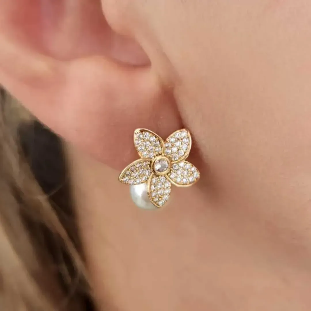 BRINCO FLOR CRAVEJADO EM MICROZIRCÔNIAS CRITAL E PÉROLA