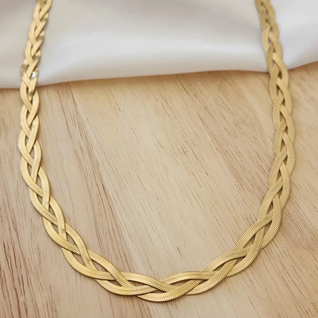 COLAR AÇO DOURADO MALHA FITA MÉDIA TRÊS FIOS TRANÇADOS 45+5CM
