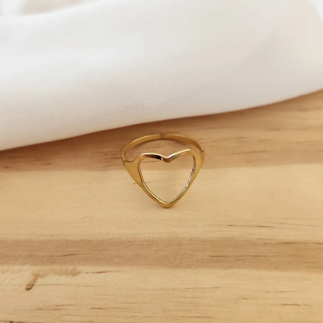 ANEL AÇO DOURADO CORAÇÃO VAZADO