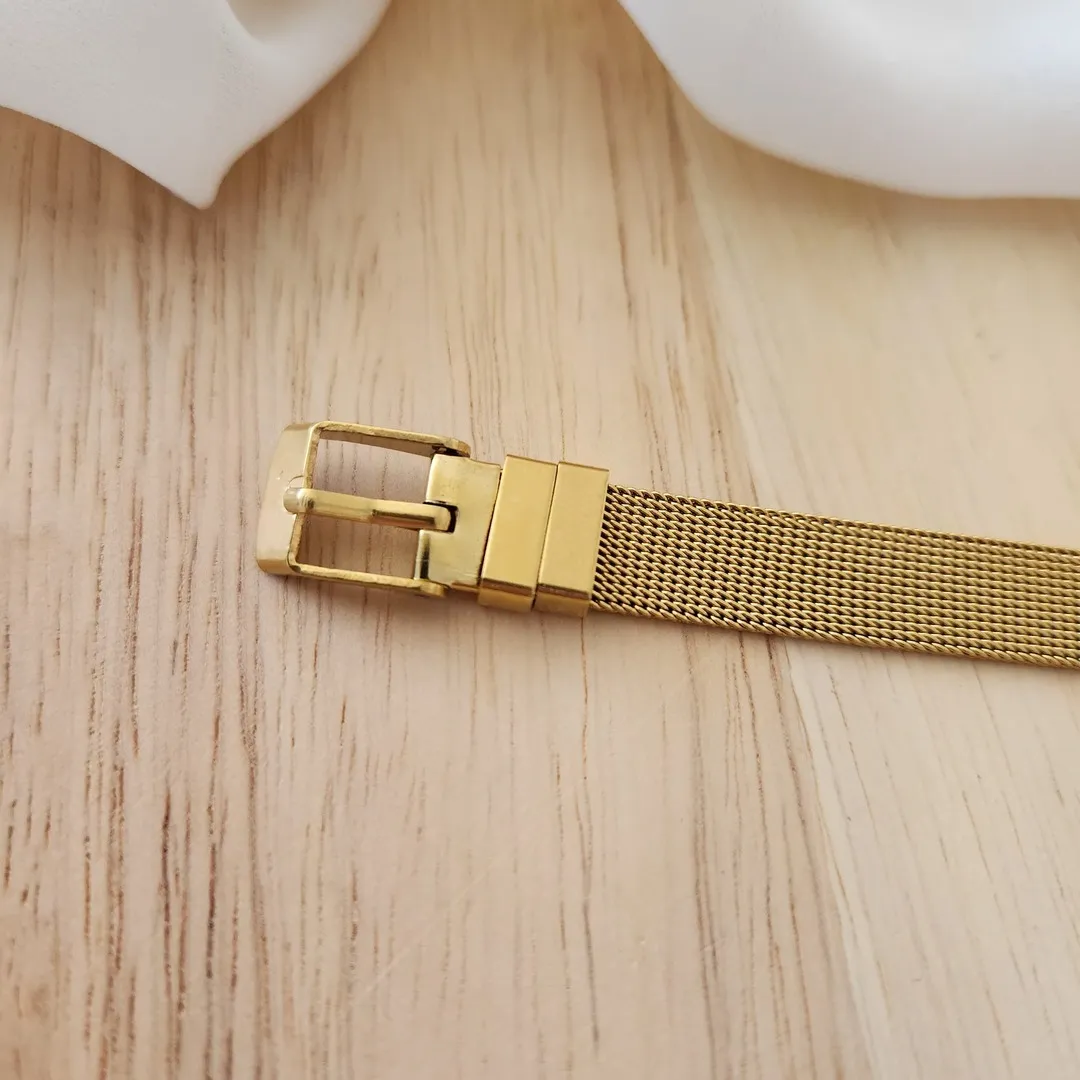 PULSEIRA RELÓGIO AÇO DOURADO AJUSTÁVEL COM CHARMS CORAÇÃO/INFINITO/CRUZ/ESTRELA