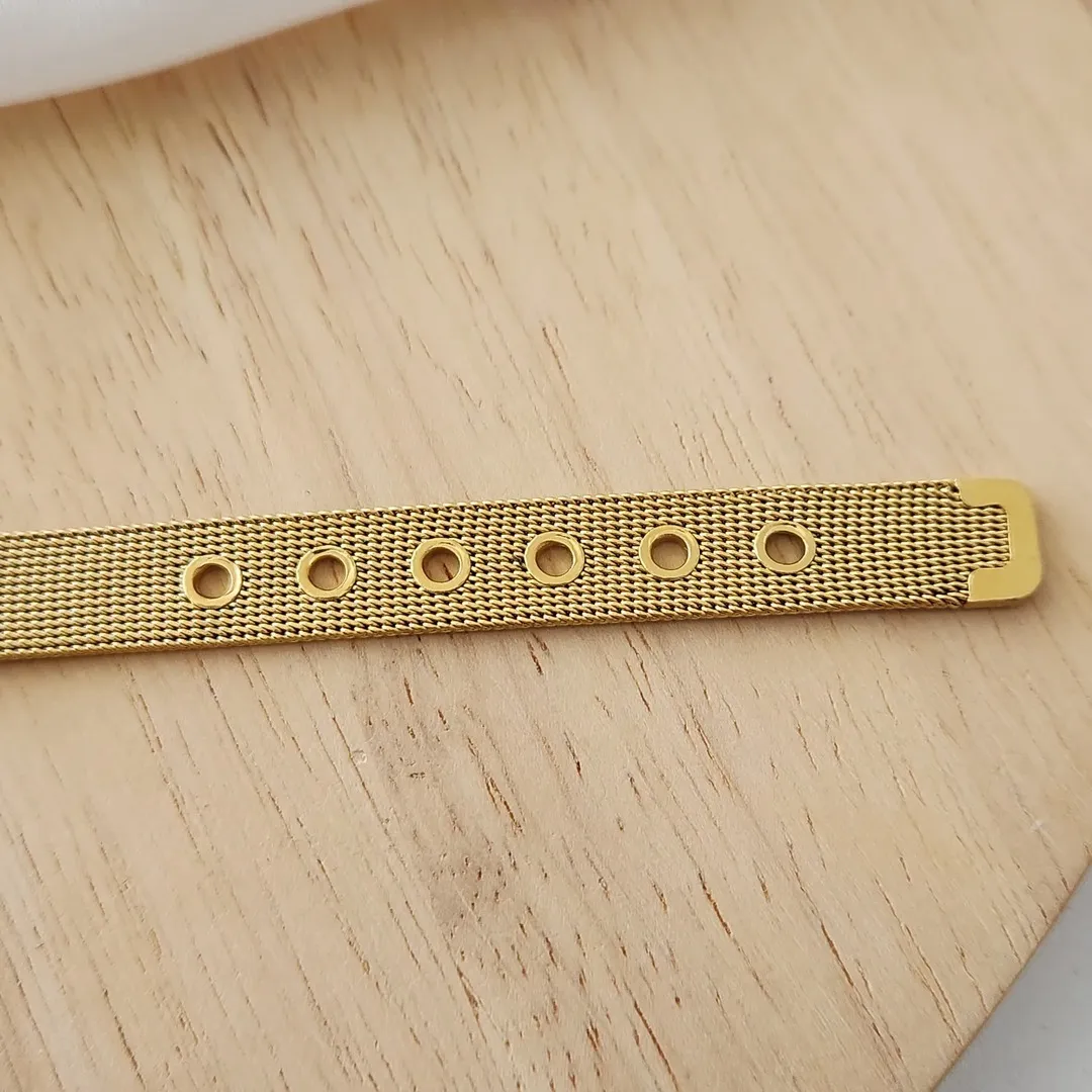 PULSEIRA RELÓGIO AÇO DOURADO AJUSTÁVEL COM CHARMS CORAÇÃO/INFINITO/CRUZ/ESTRELA