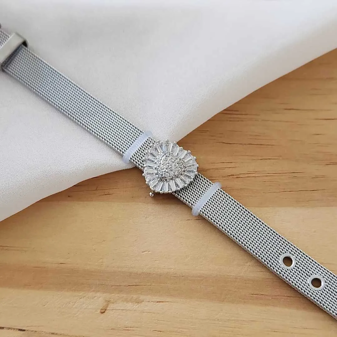 PULSEIRA RELÓGIO AÇO AJUSTÁVEL COM CHARM CORAÇÃO CRAVEJADO EM NAVETES