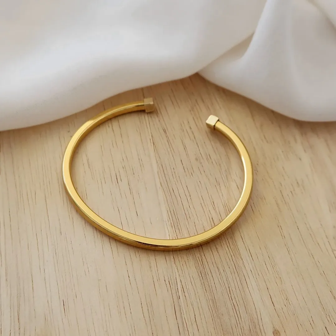 BRACELETE DOURADO ABERTO LISO QUADRICULADO