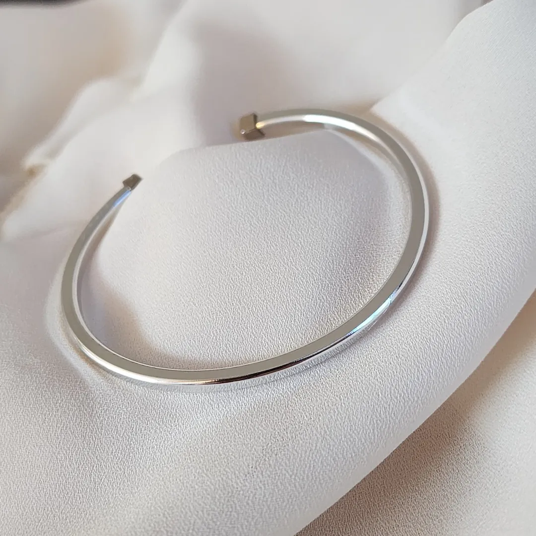 BRACELETE PRATA ABERTO LISO QUADRICULADO
