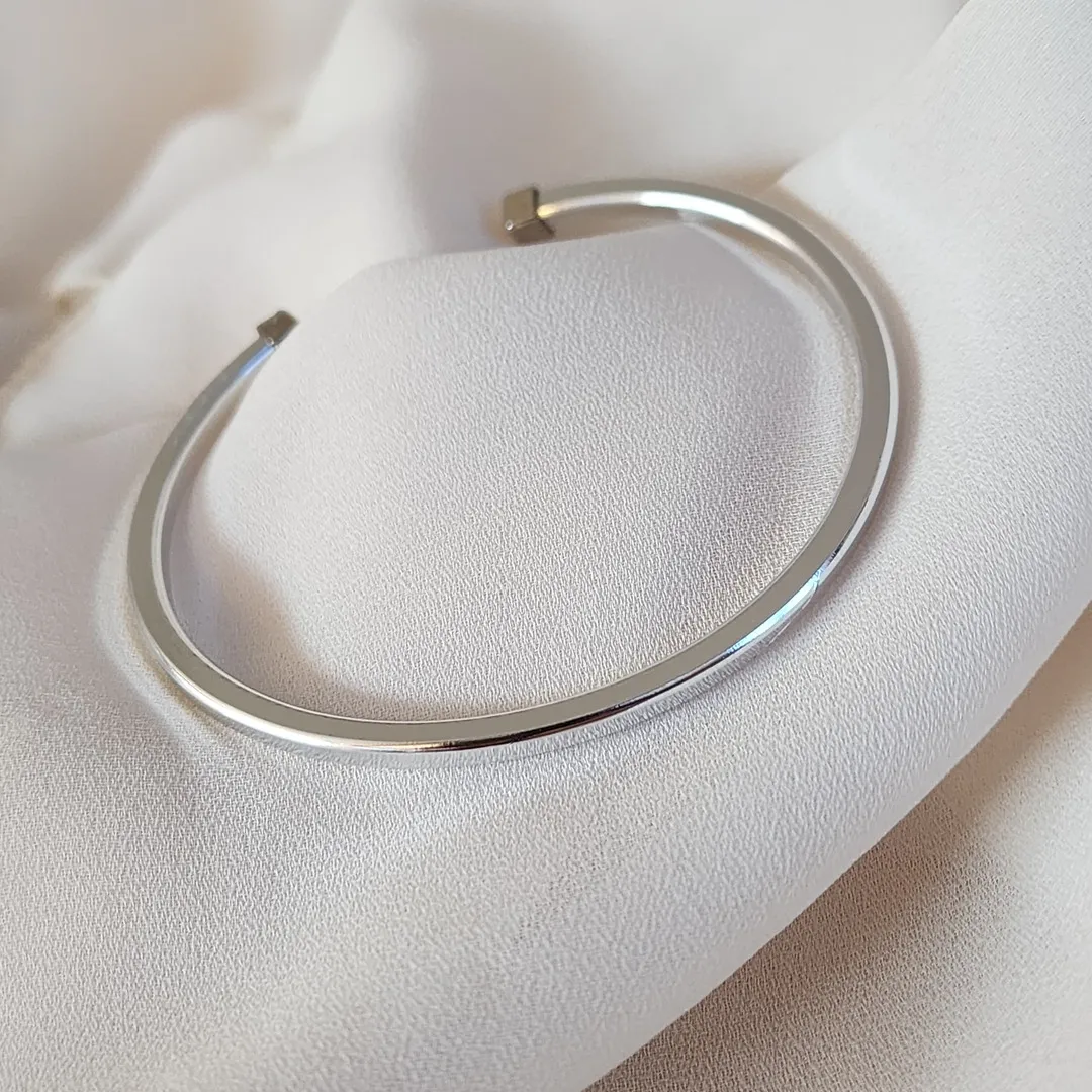 BRACELETE PRATA ABERTO LISO QUADRICULADO