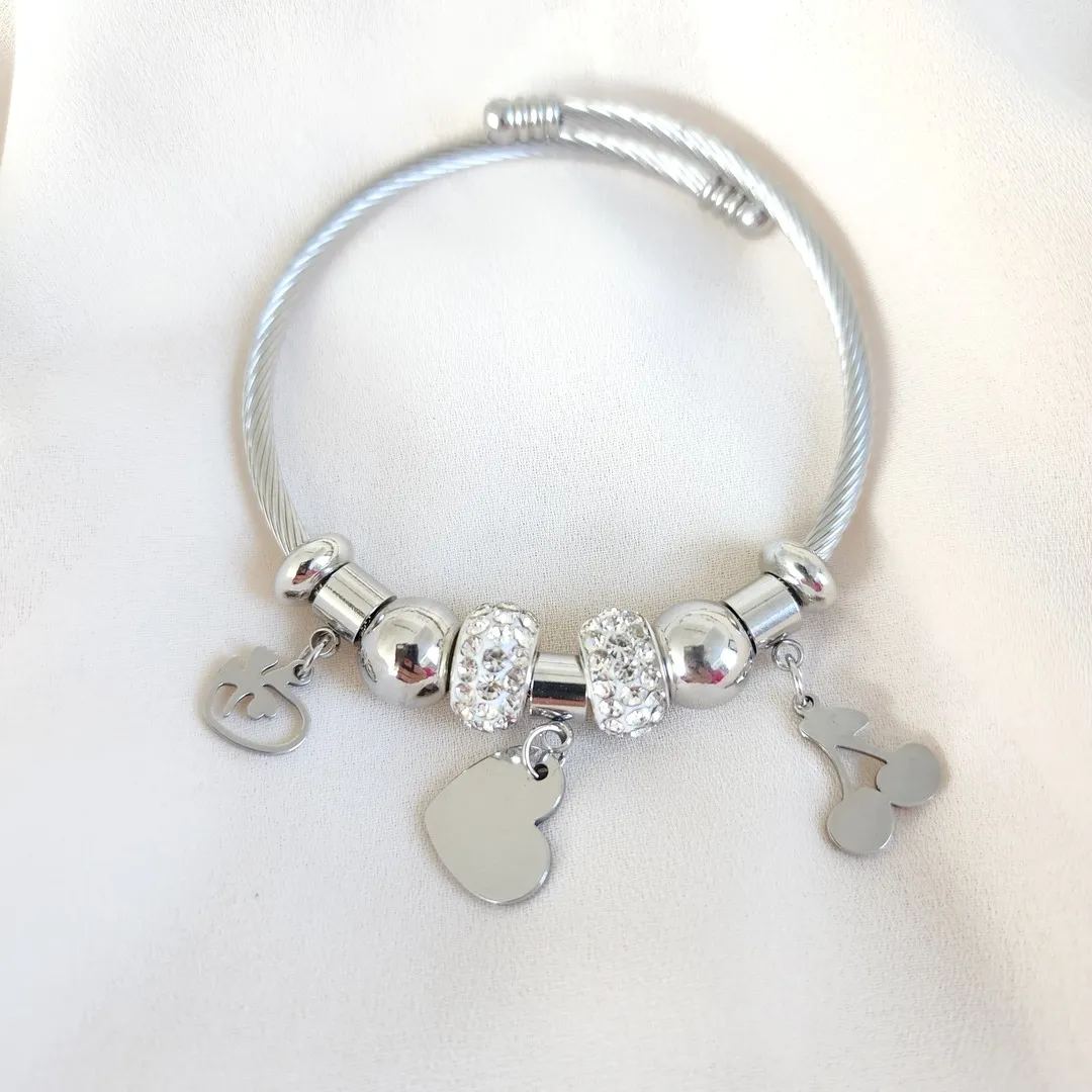 BRACELETE PULSEIRA AÇO ARO PINGENTES CEREJAS, CORAÇÃO E TREVO
