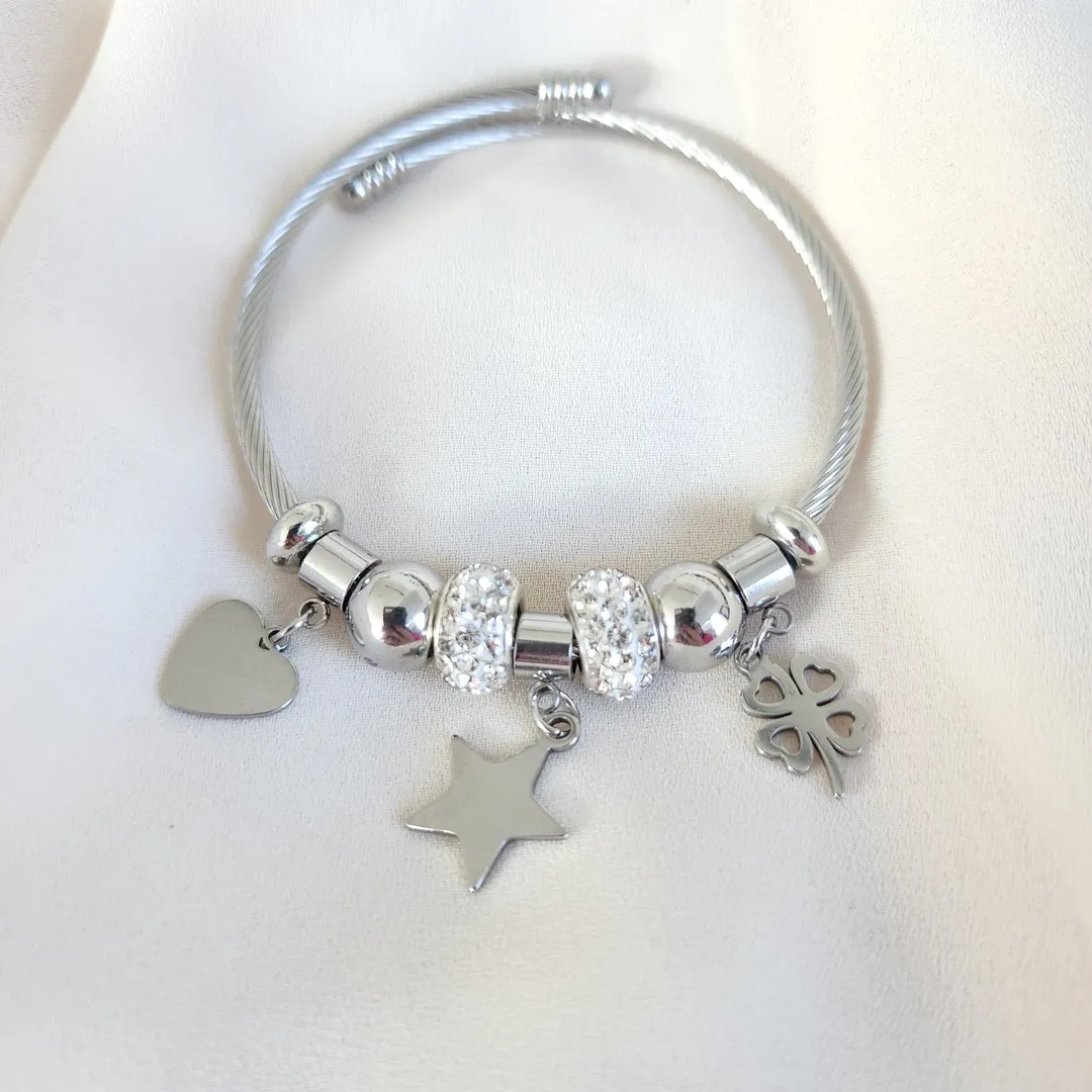 BRACELETE PULSEIRA AÇO ARO PINGENTES ESTRELA, CORAÇÃO E TREVO
